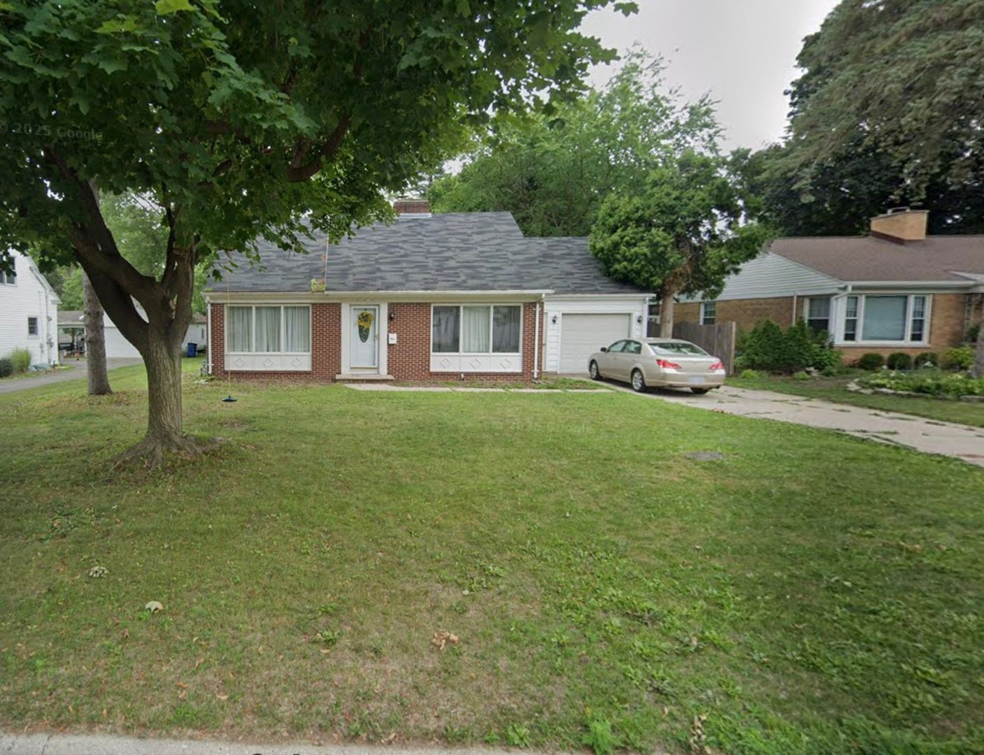 Allouez House: 344 W Lazarre Ave