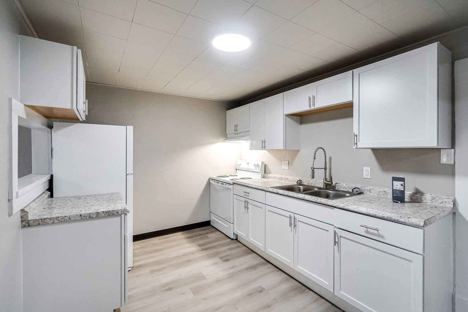 Menasha Apartment: 433 Ahnaip St