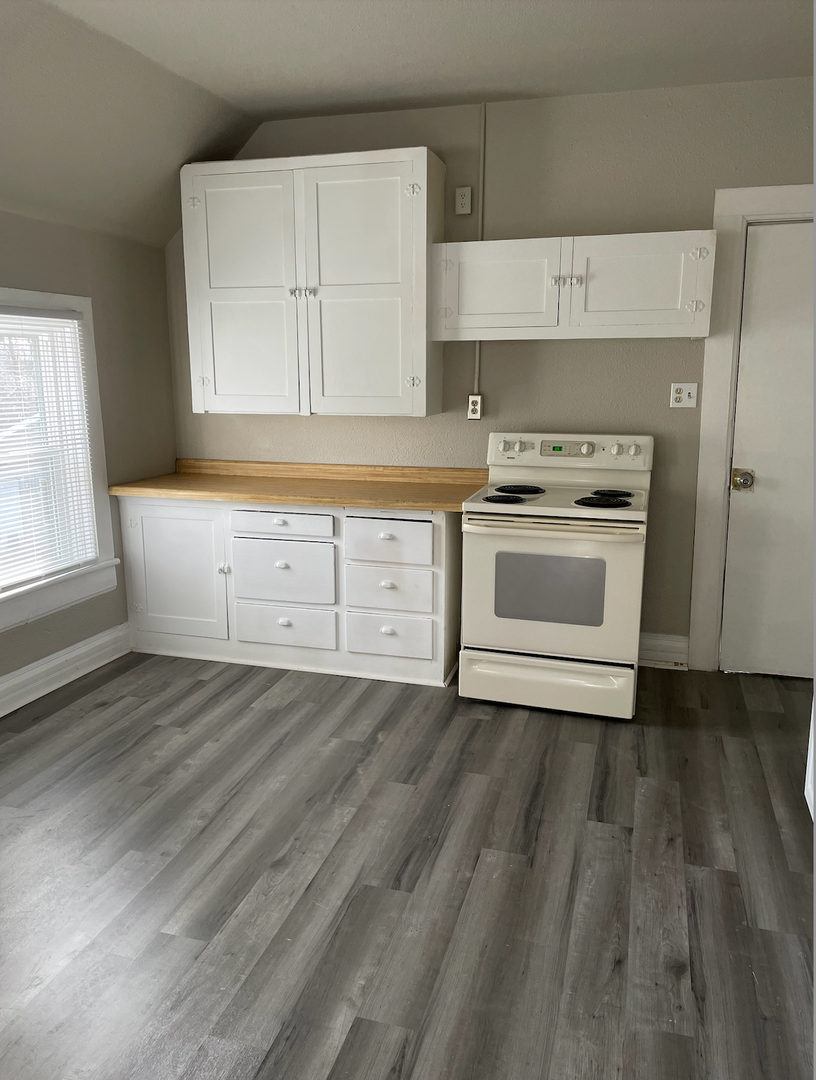 Appleton Apartment: 829 W Franklin St.