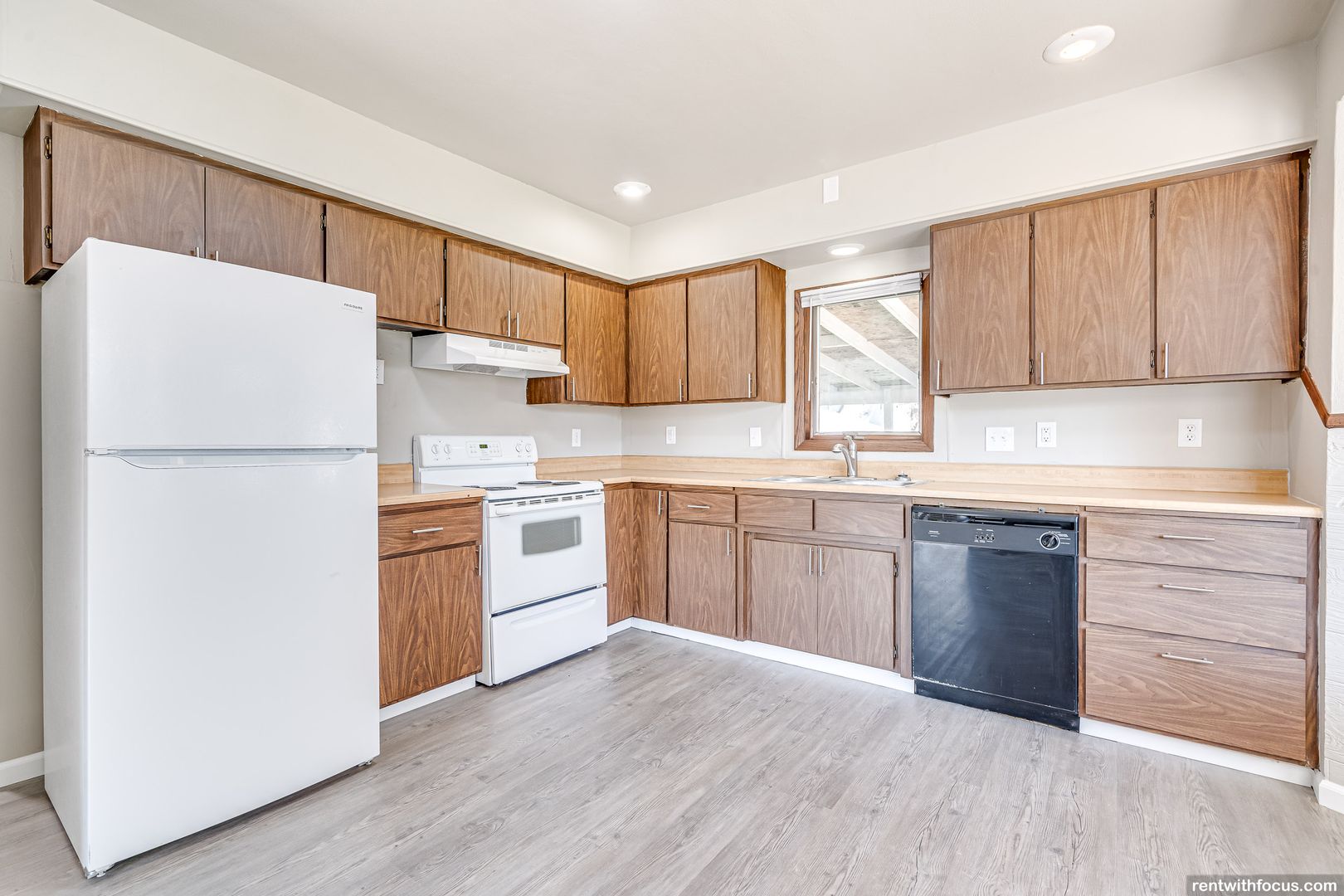 Little Chute Apartment: 524 Harrison St