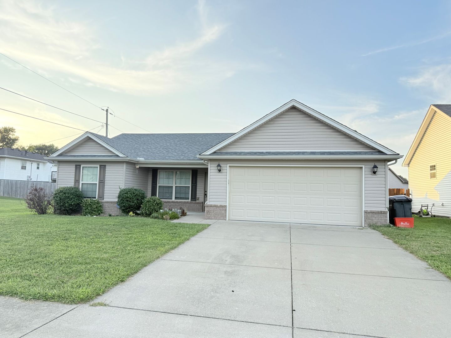 Jeffersonville House: 2201 Hall Ln