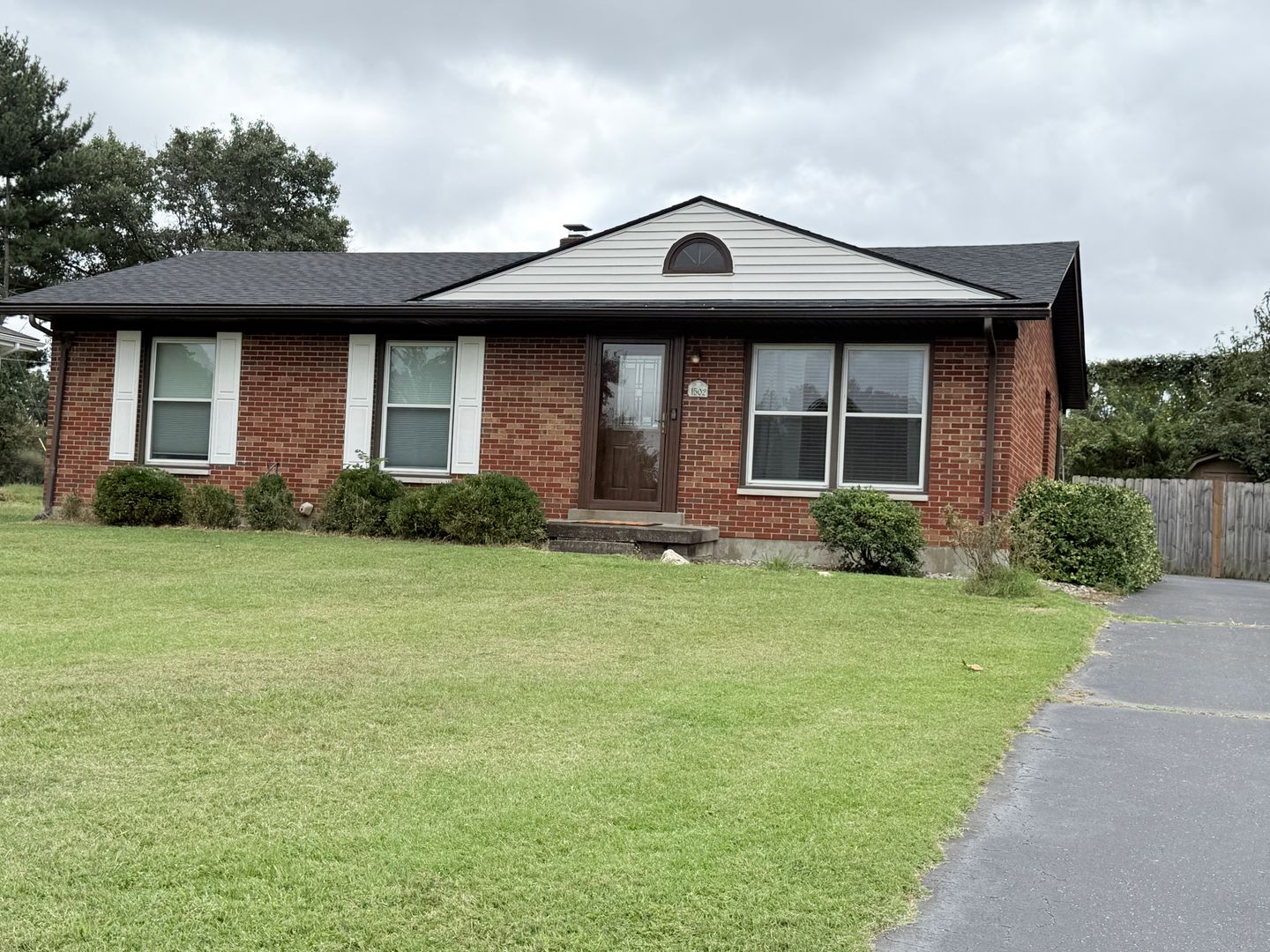 Jeffersonville House: 1502 Edgewood Dr