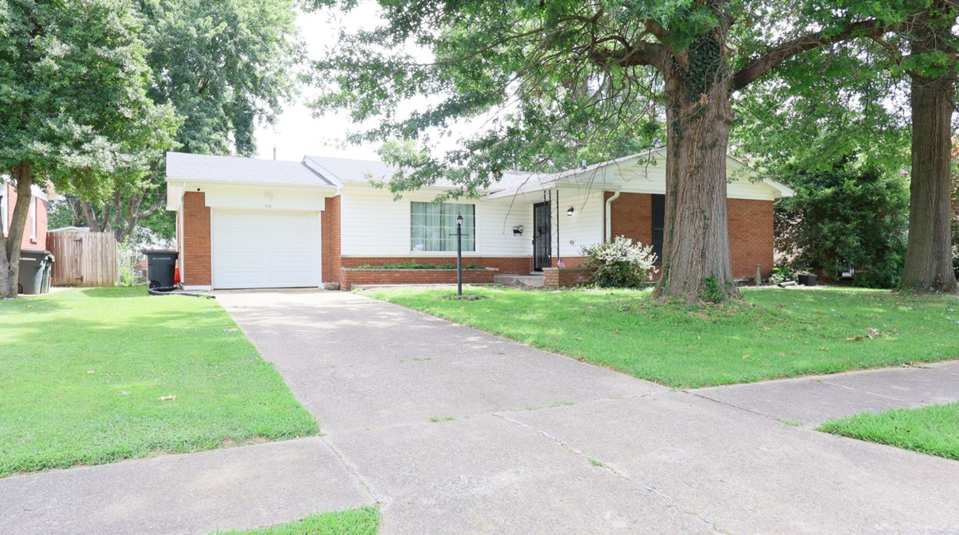 Jeffersonville House: 712 Plaza Drive