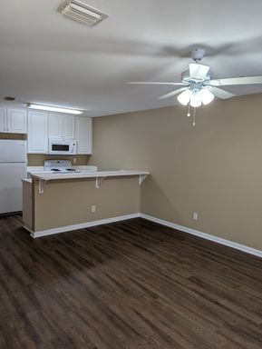 Updated 3/3.5 Spacious Townhome With Over 1500 Sq Ft!!! – photo 1