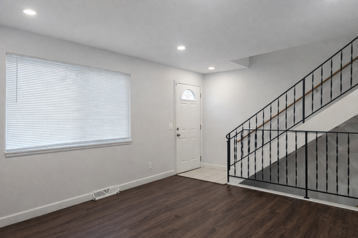 Spacious 3 Bed 1.5 Bath w/ Den & Basement Access – photo 1