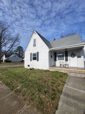 Cozy Upstairs Home in Norview – Convenient Norfolk Location – photo 1