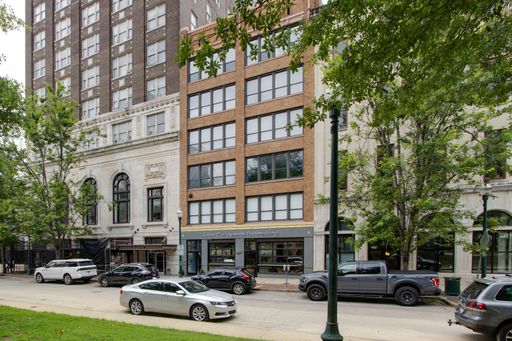 Historic Luxury Over Court Square – photo 1