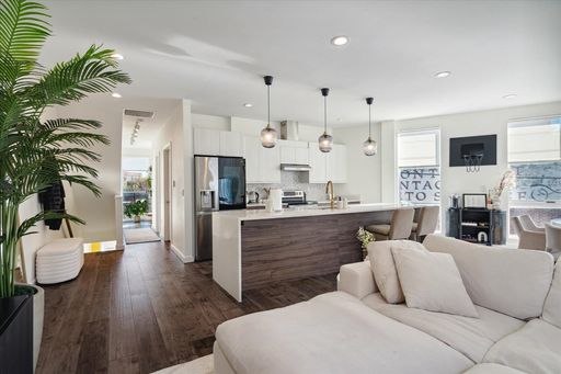 Designer Downtown Townhome with Garage – photo 1