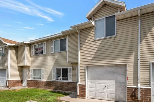 Spacious 4 Bedroom Townhome in SLC w 1 car garage – photo 1