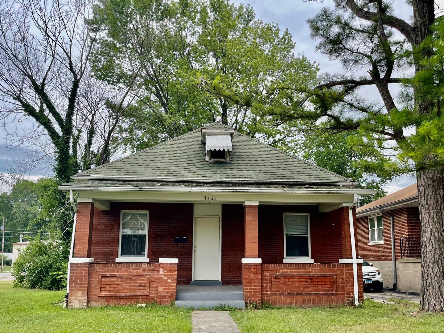 Belleville Apartment: 1528 Lebanon Avenue