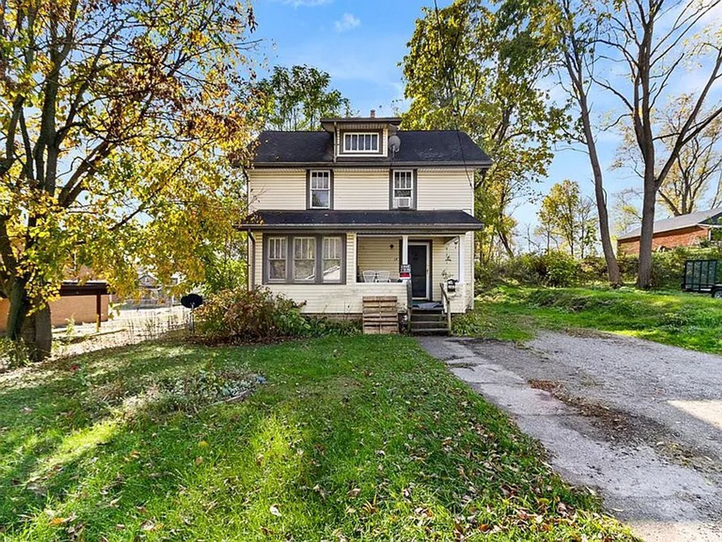 Mansfield House: 382 W Orange St