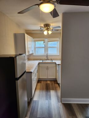 Newly Renovated Apartment Available NOW! – photo 1