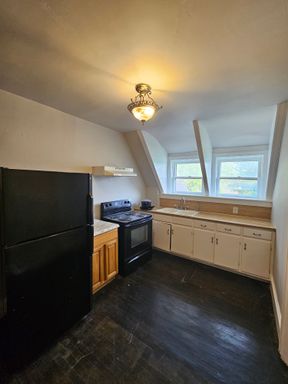 3 Bed 1 Bath 3rd Floor Apartment – photo 1