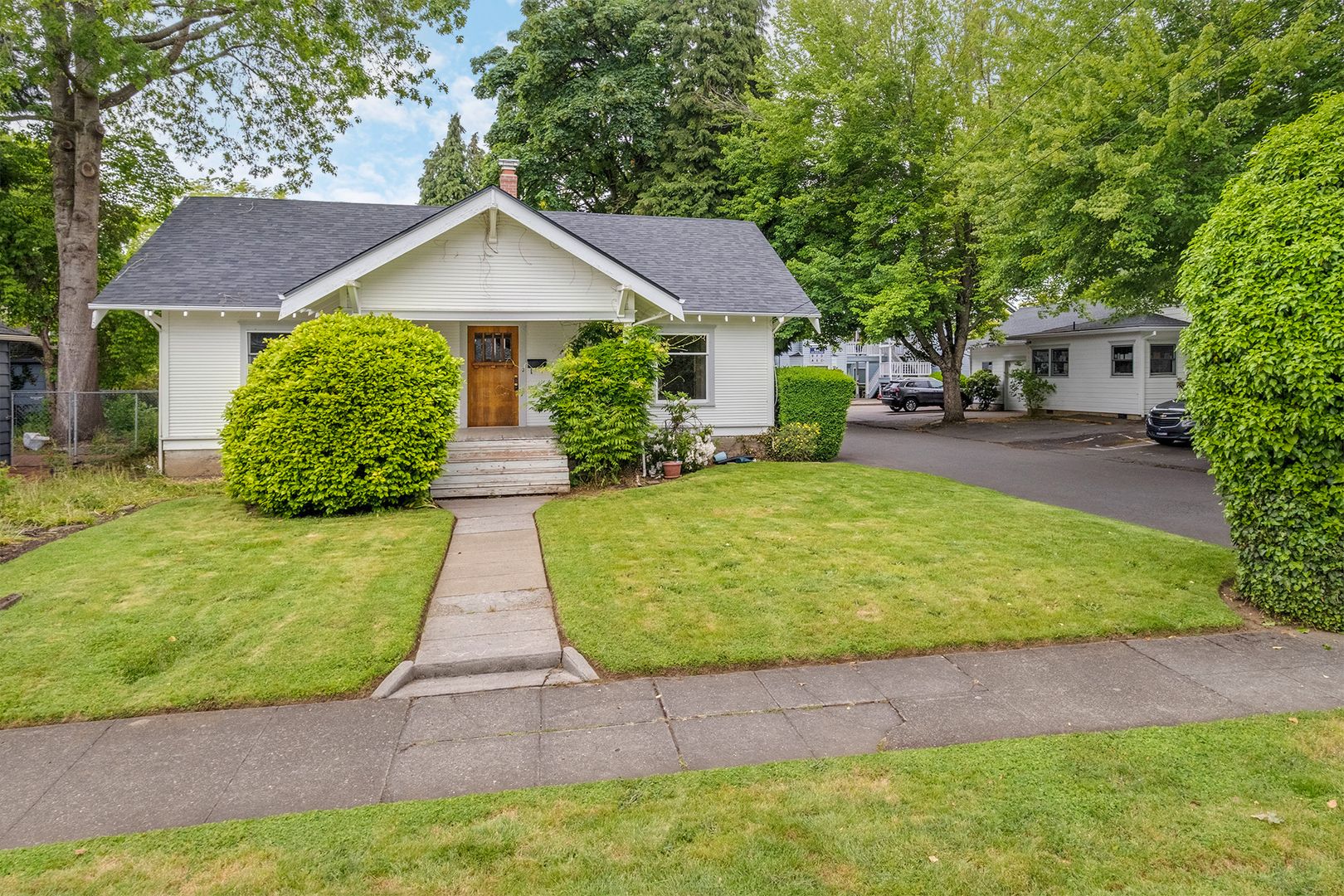 Hillsboro House: 623 East Main Street
