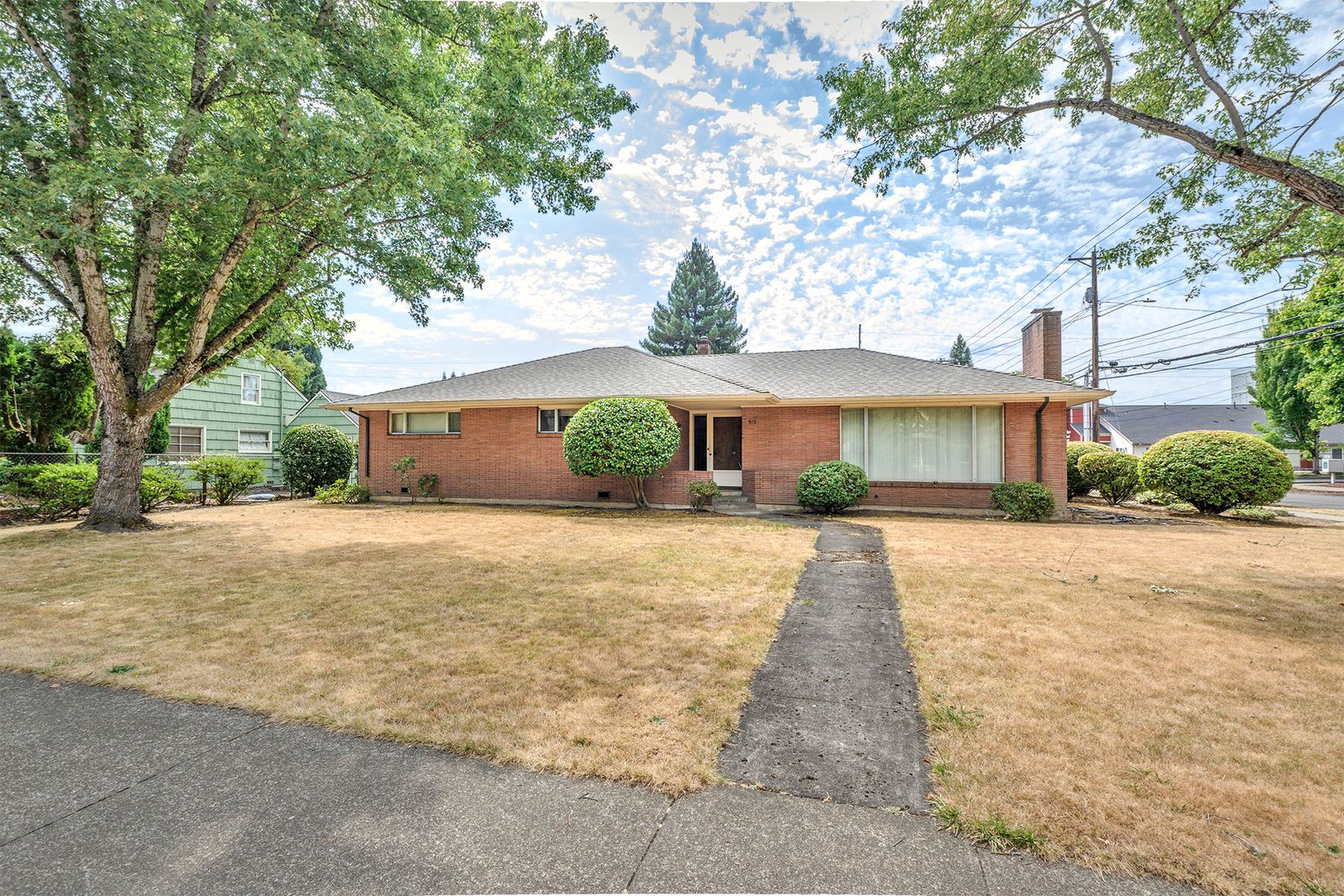 Hillsboro House: 912 E Main Street