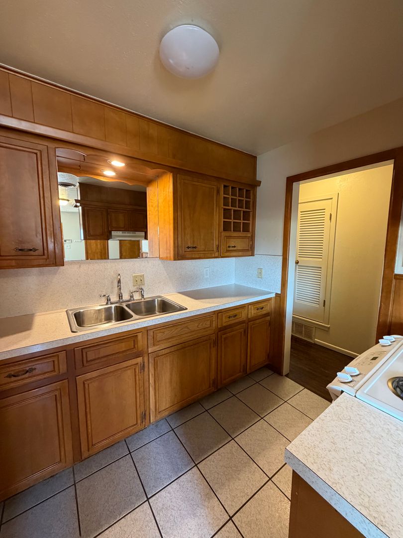 Lubbock Apartment: 2410 33rd Street