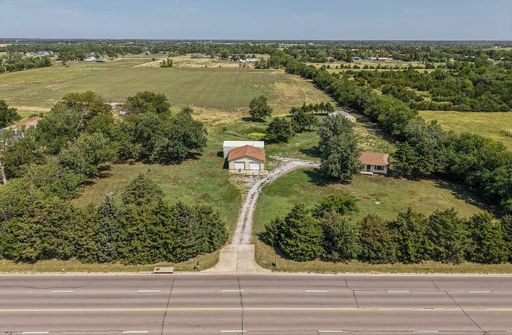 Cute, Country, and Lot's of Land! – photo 1