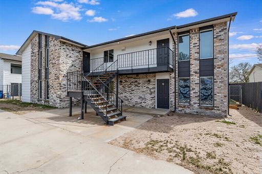 Newly Remodeled 2 Bedroom 1 Bathroom Apartment – photo 1