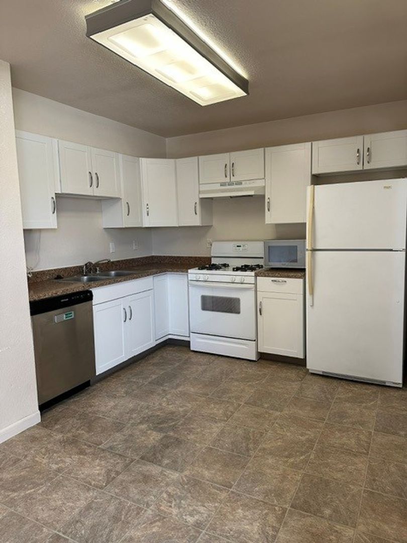 Eagle River Apartment: 17423 Coronado