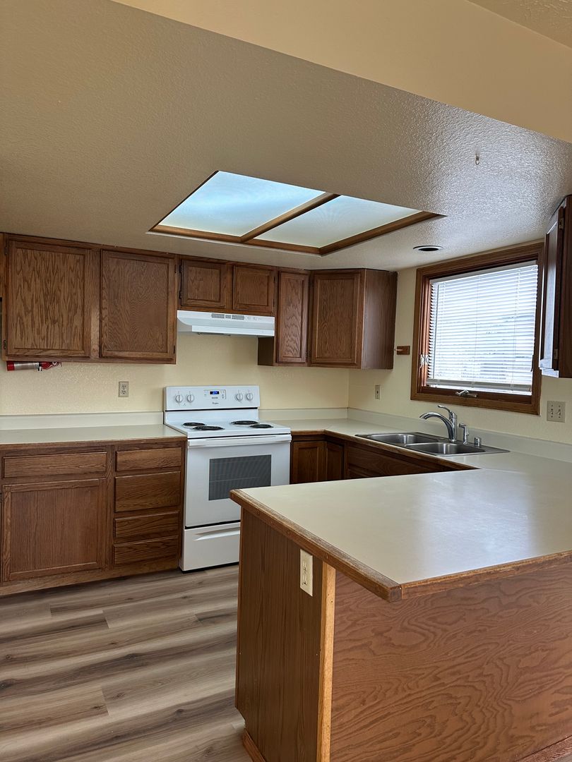 Anchorage Apartment: 1931 Congress Circle