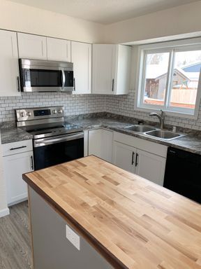 Raspberry DUPLEX | PETS ON APPROVAL | Washer Dryer IN UNIT | HUGE YARD- LAWN CARE INCLUDED | $2,295 Plus Electric and Snow Removal – photo 1