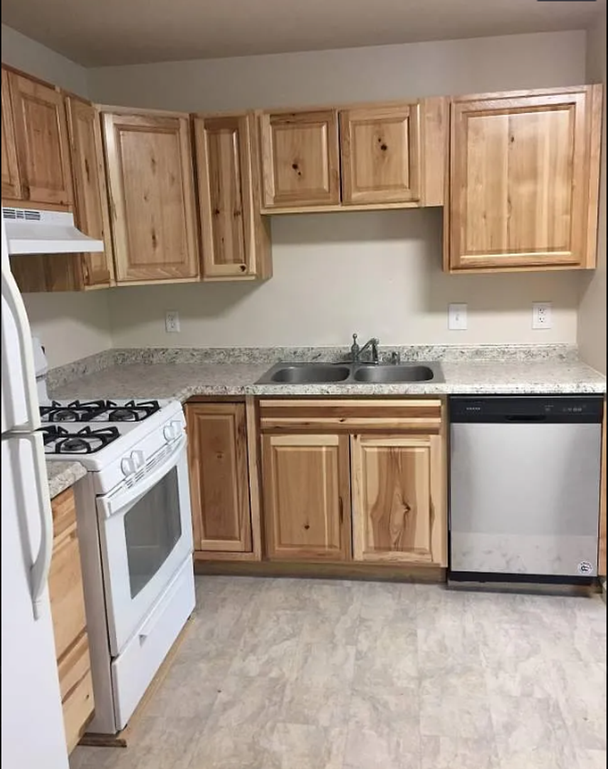 Eagle River Apartment: 17423 Coronado