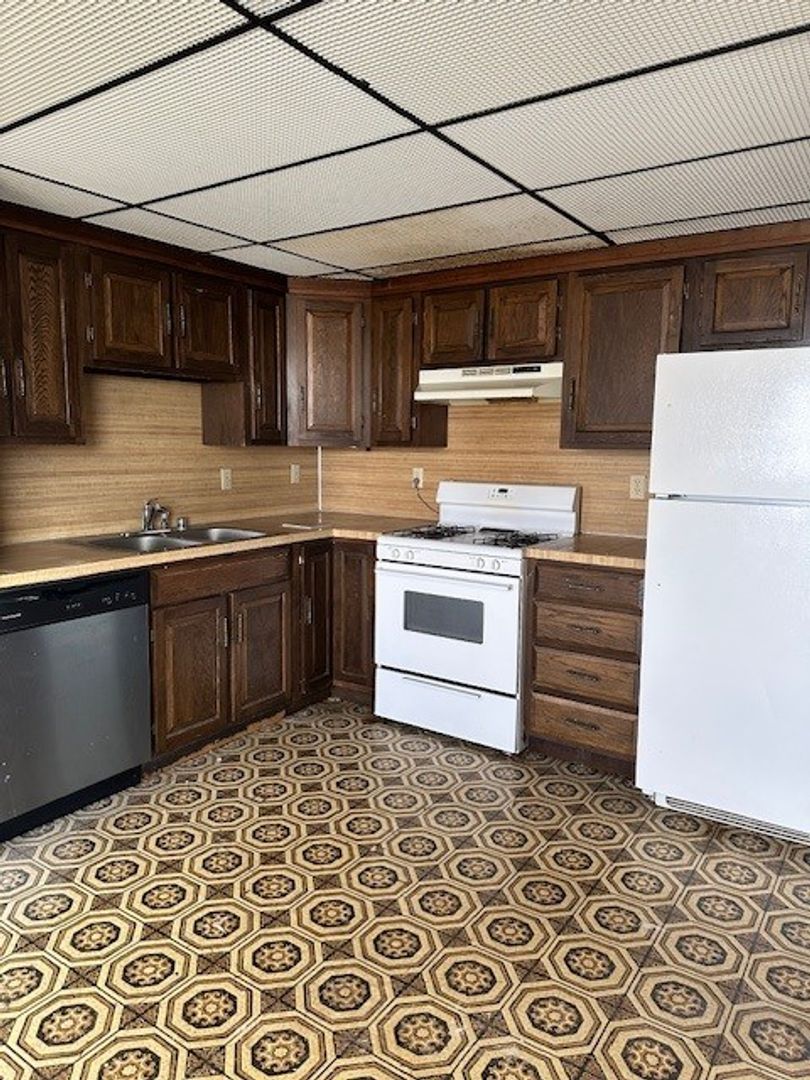 Eagle River Apartment: 17423 Coronado