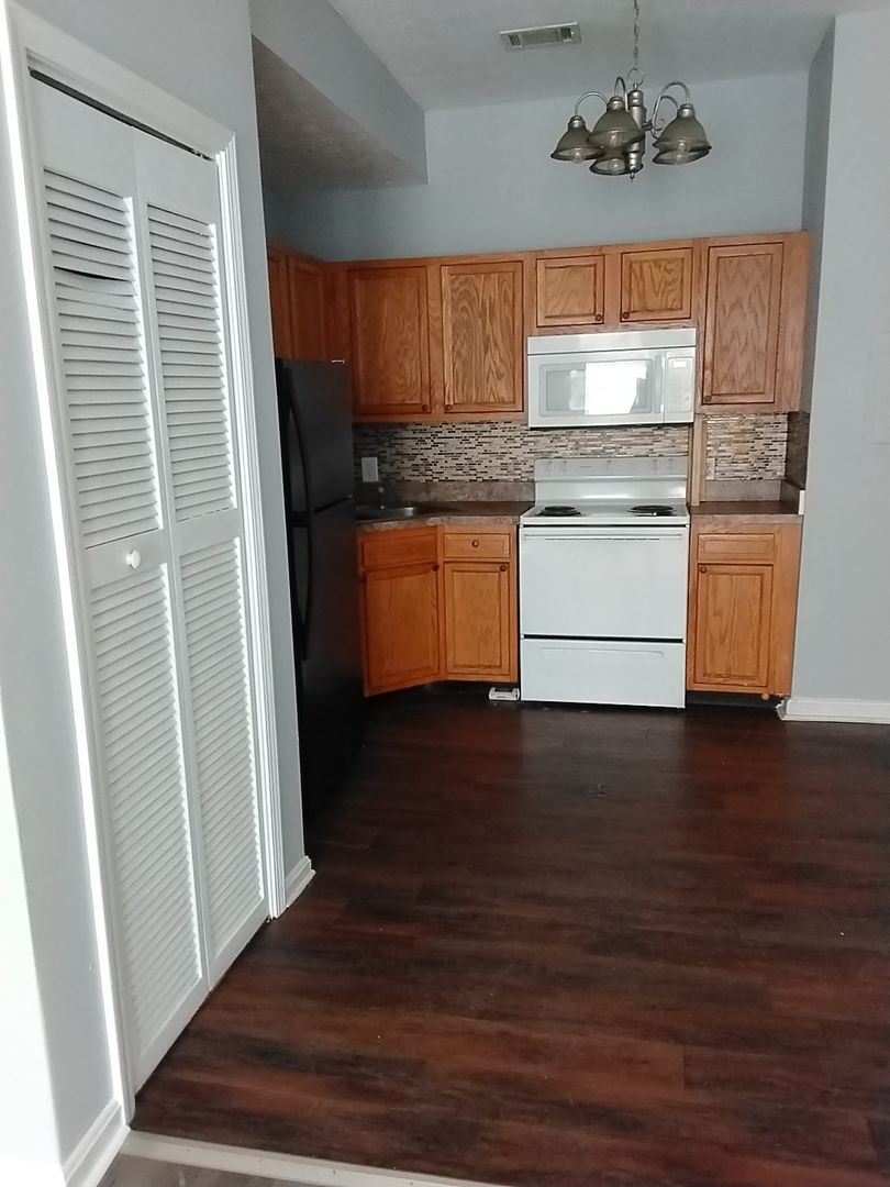 Louisville Apartment: 215 W. Hill St