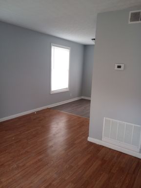 Spacious 3 Bedroom Apartment in the Russell Neighborhood – photo 1