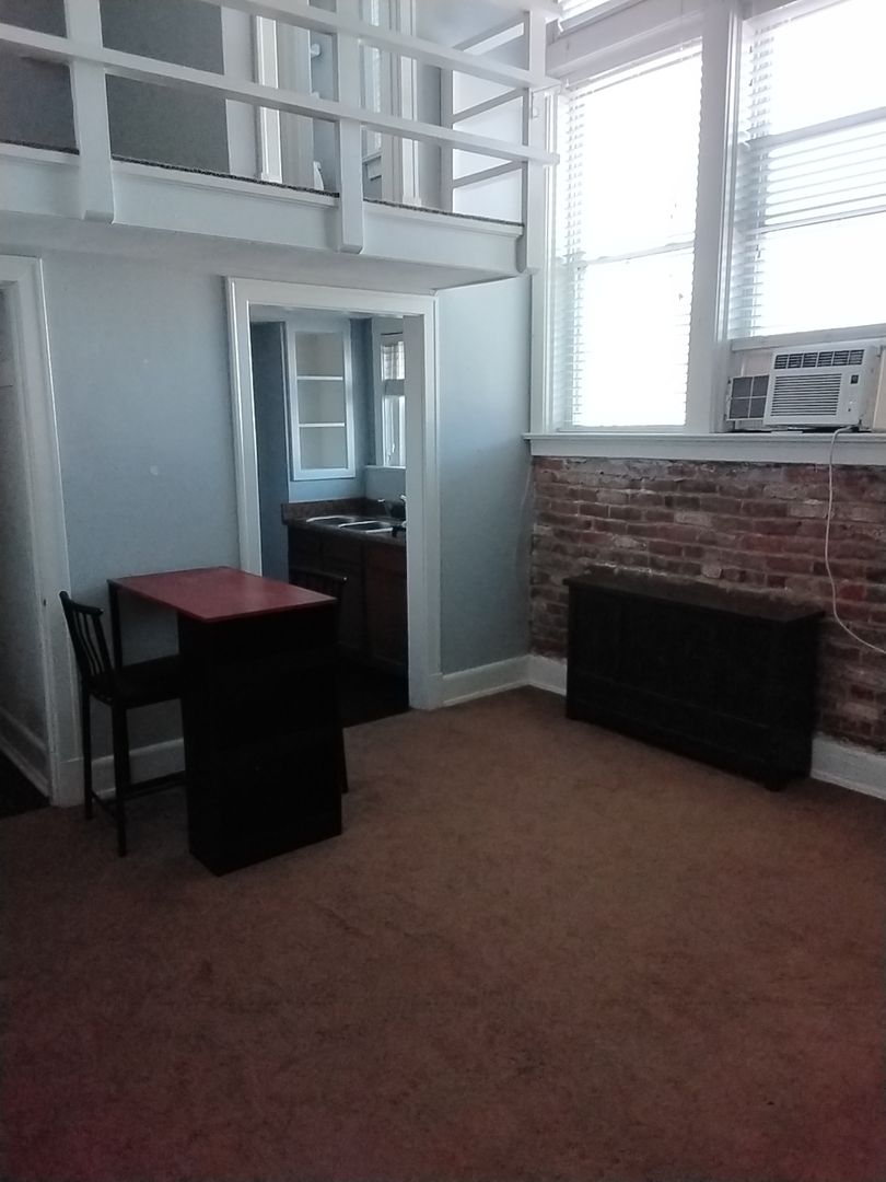 Louisville Apartment: 1951 Deerwood Avenue