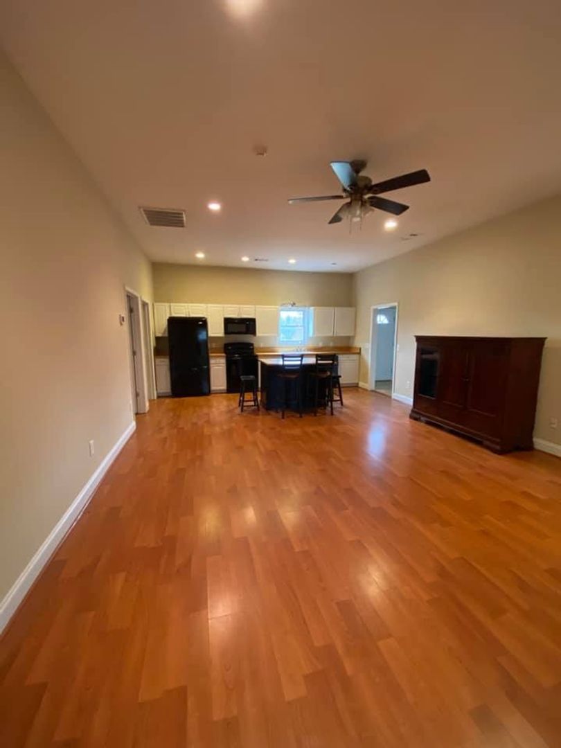 Gainesville House: 4510 Jess Helton Road