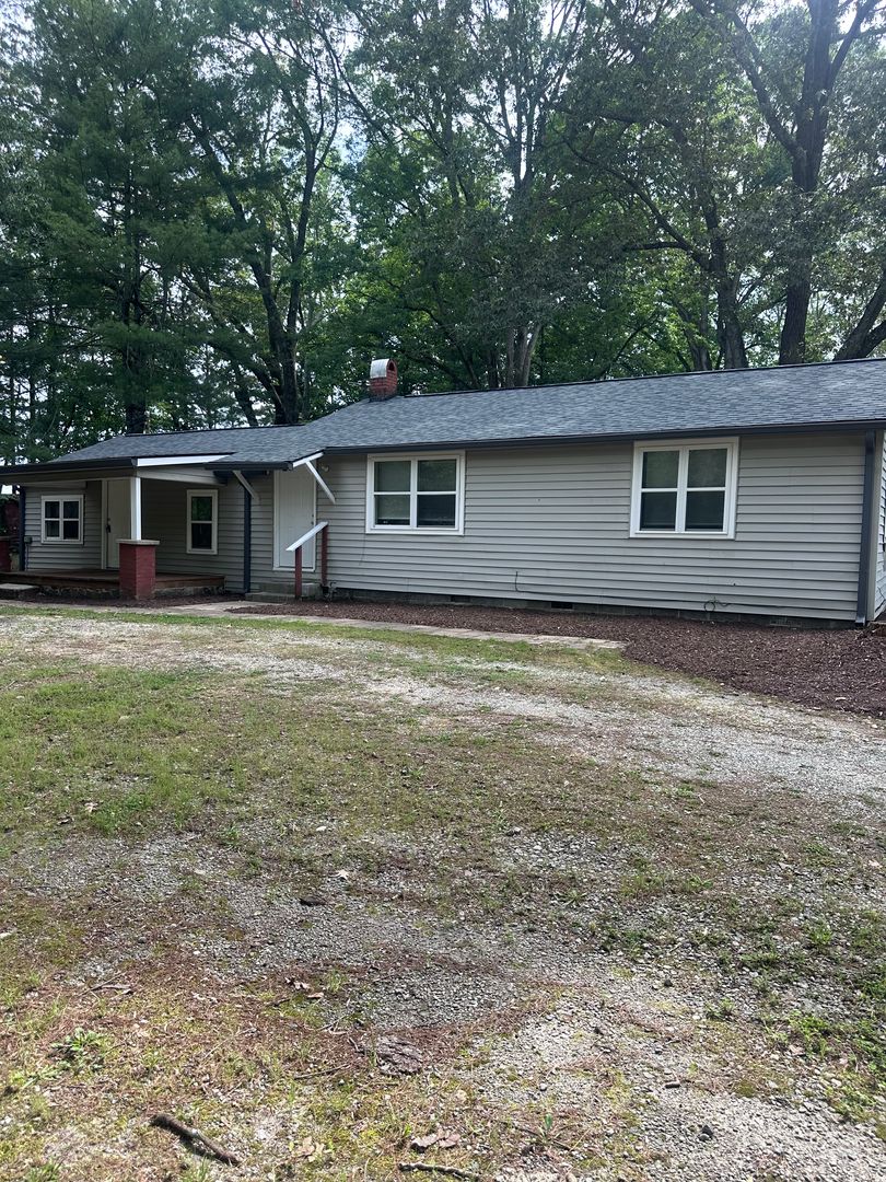 Dawsonville House: 1054 Perimeter Rd