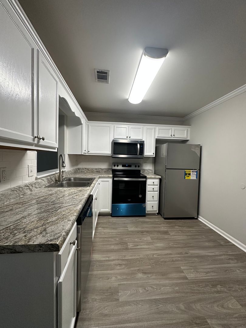 Athens Apartment: 156 Oak Bluff Drive