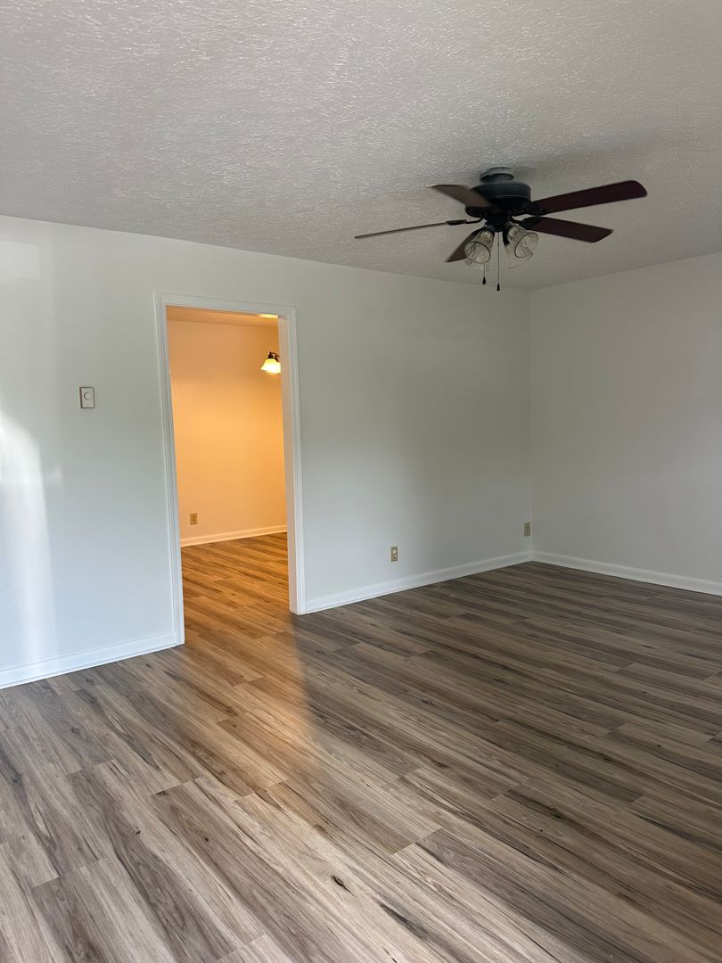 Toccoa Apartment: West Currahee St