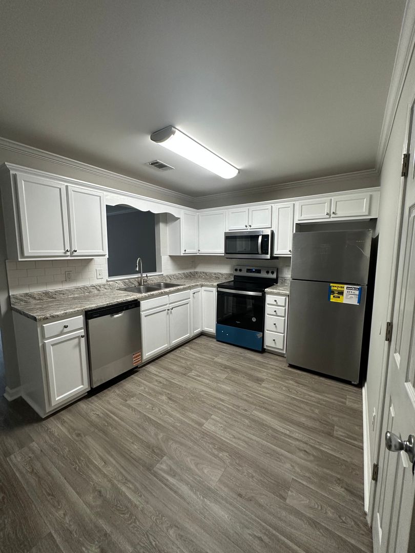 Athens Apartment: 156 Oak Bluff Drive
