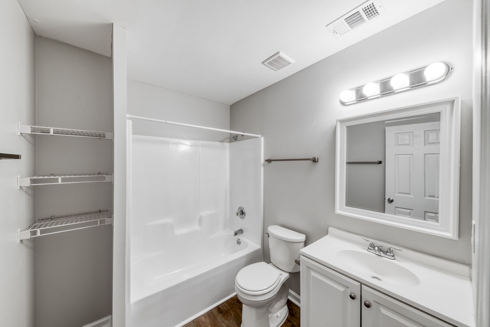 Athens Apartment: 156 Oak Bluff Drive