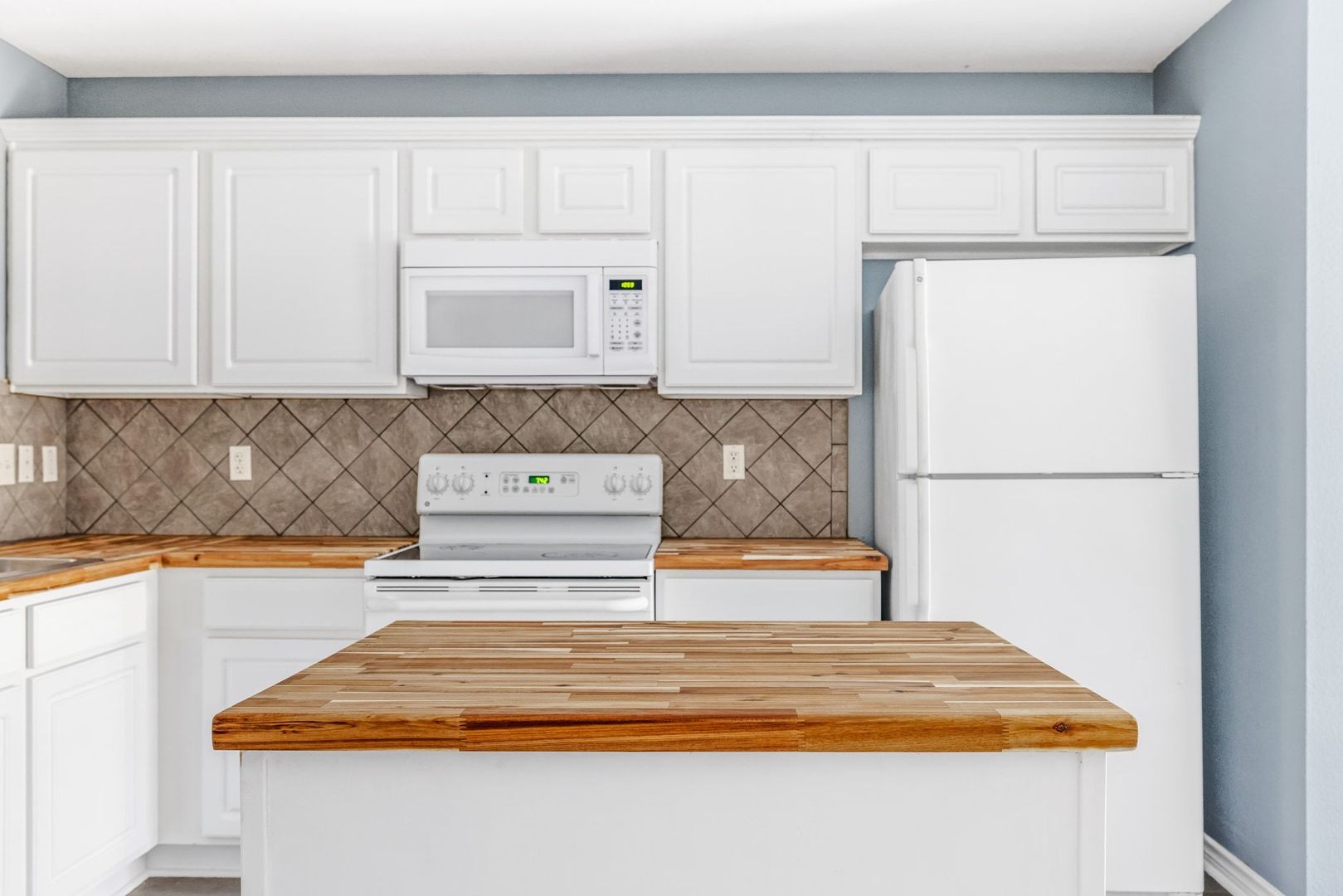 Salado Apartment: 805 N Main St