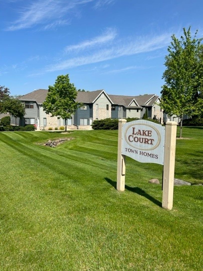 Oconomowoc Apartment: 420 Bolson Drive