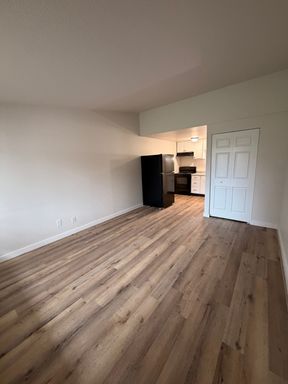 Newly Renovated Studio Apartment – photo 1