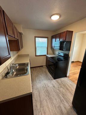 Half Month FREE!! Charming & Spacious 2-Bed, 1-Bath Home near Downtown Ames! – photo 1