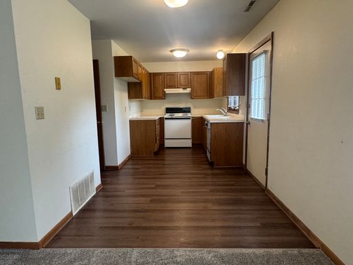Half Month FREE!! Updated Spacious 2 Bedroom 1.5 Bath near North Grand Mall – photo 1
