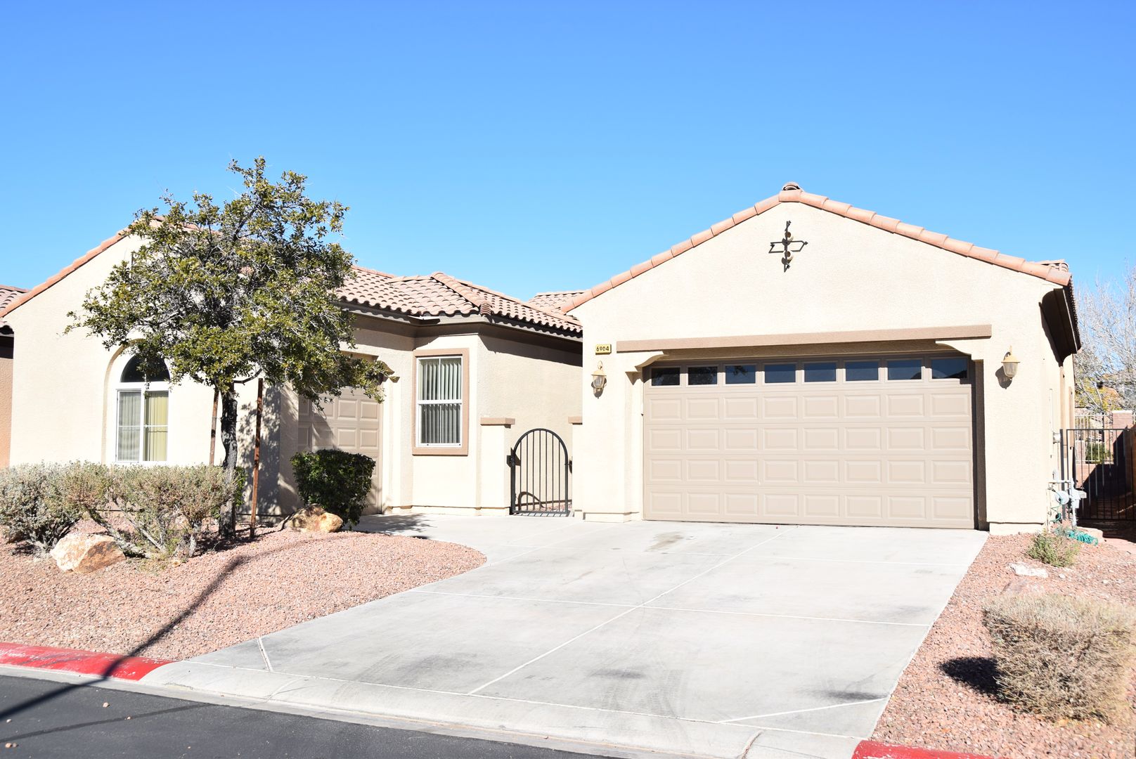 N LAS VEGAS House: 6904 HOMING PIGEON PLACE