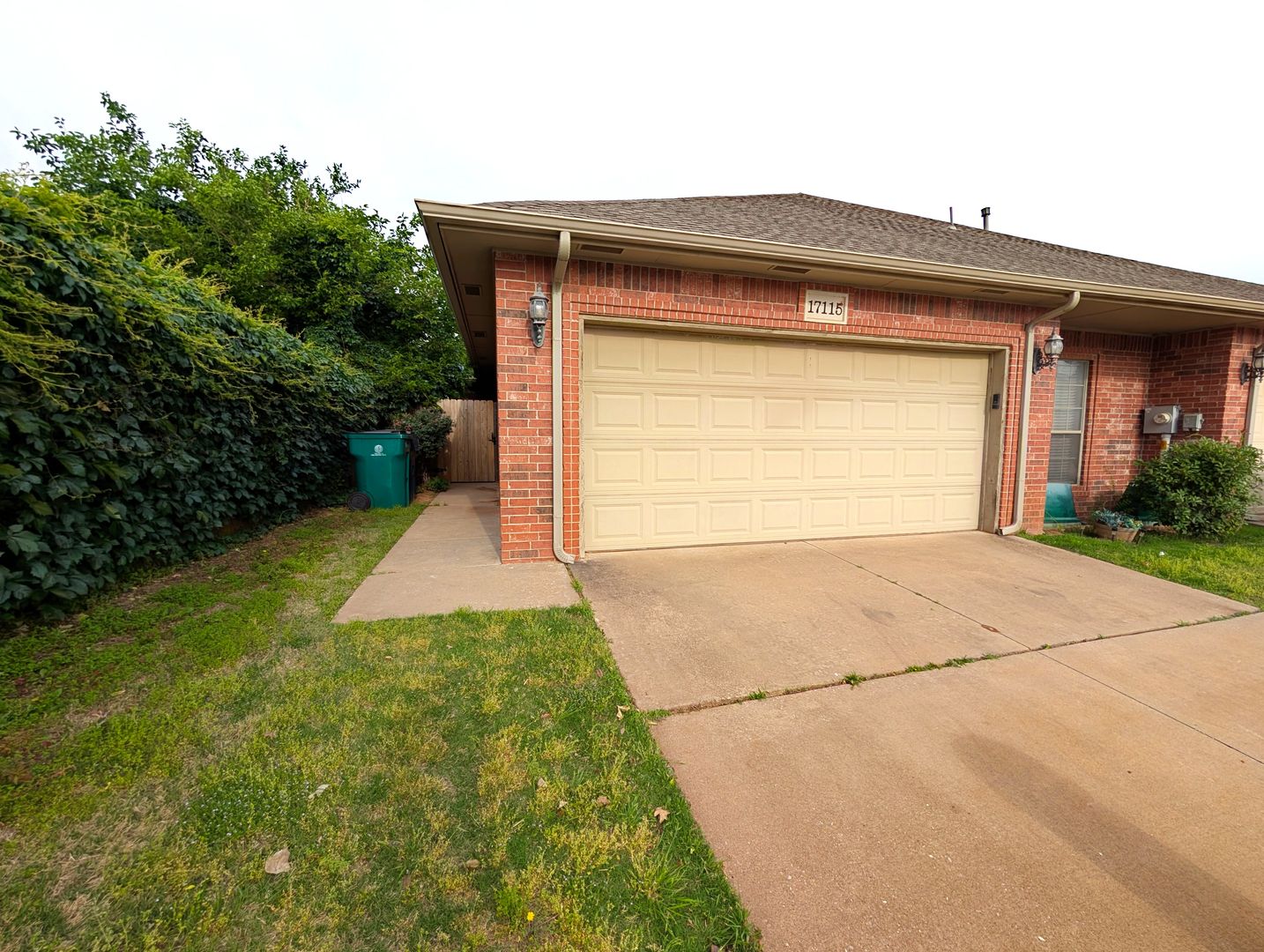 Edmond House: 17115 Cedar Dr