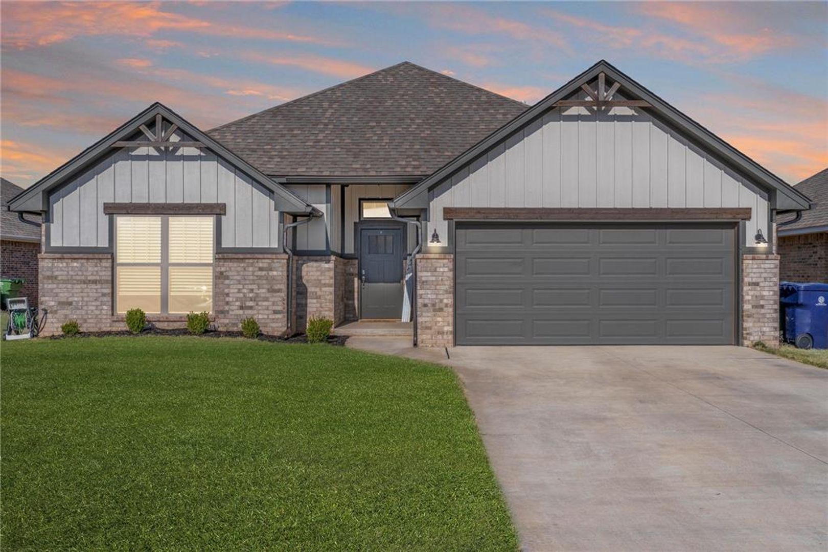 Yukon House: 13809 Village Cove