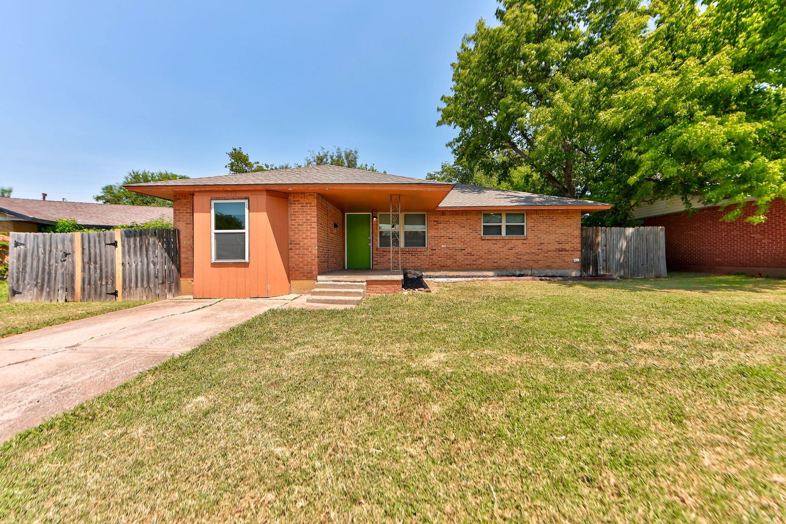 Moore House: 773 SW 2nd St