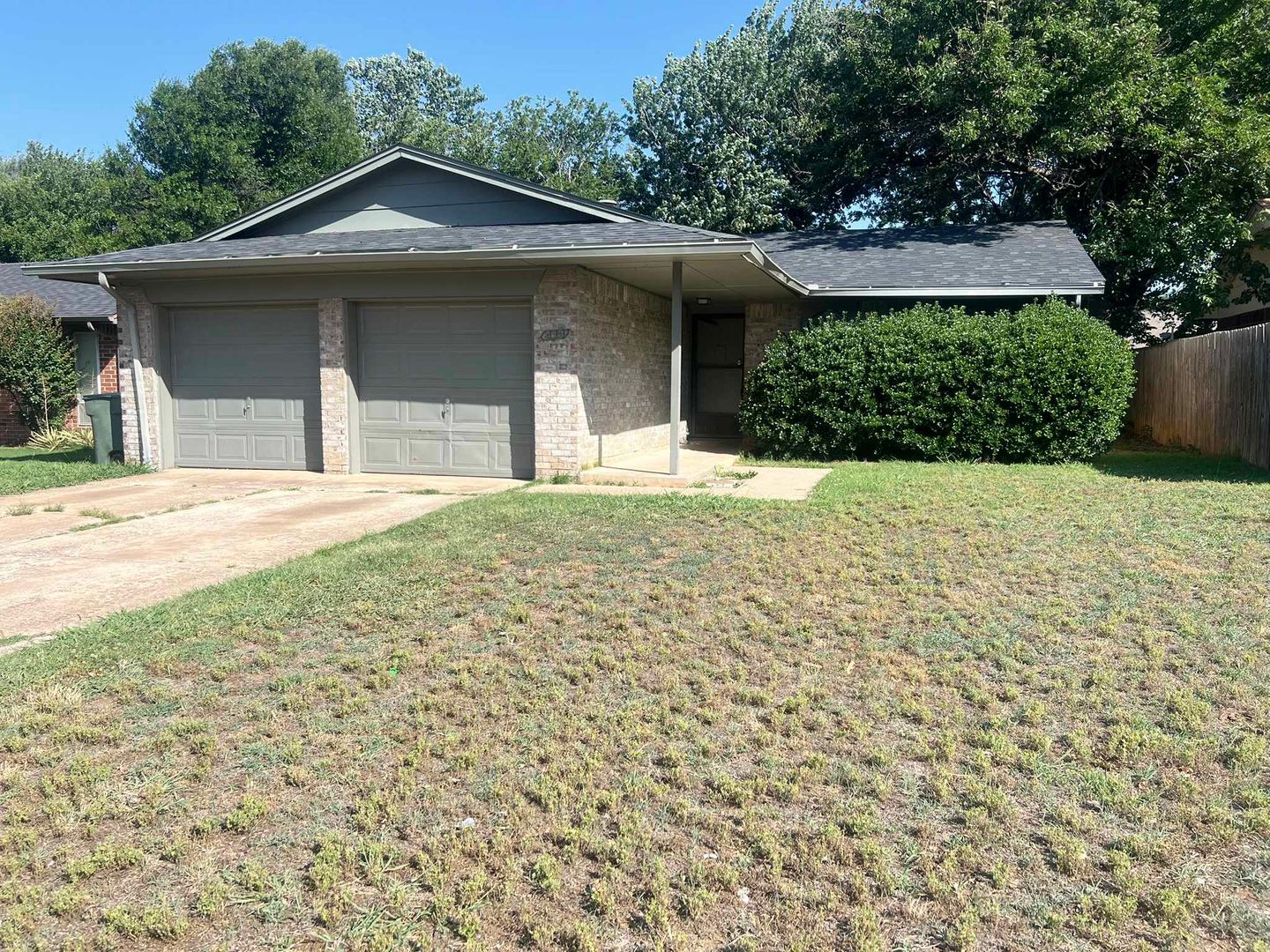 Edmond House: 413 Meadow Lake Dr
