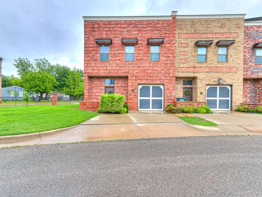 Furnished End-Unit Townhome Near UCO – Flexible Lease Options! – photo 1