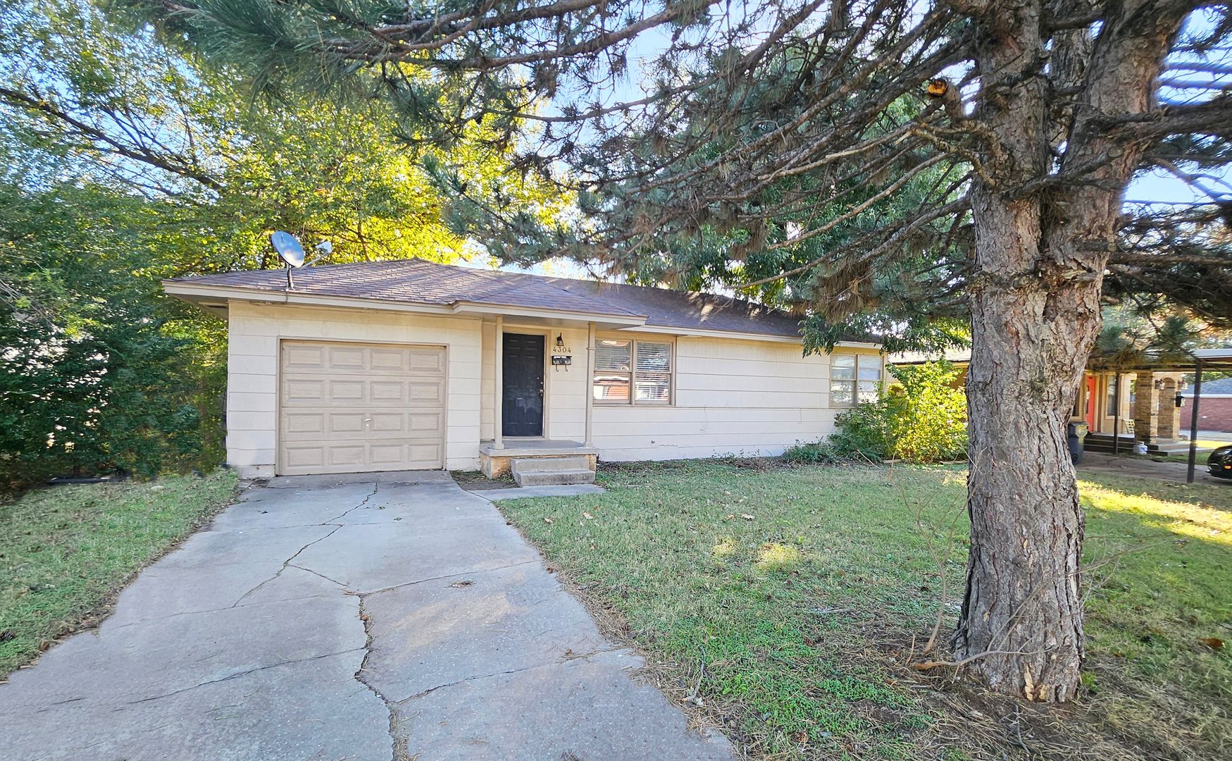 Warr Acres House: 4304 N Libby Ave