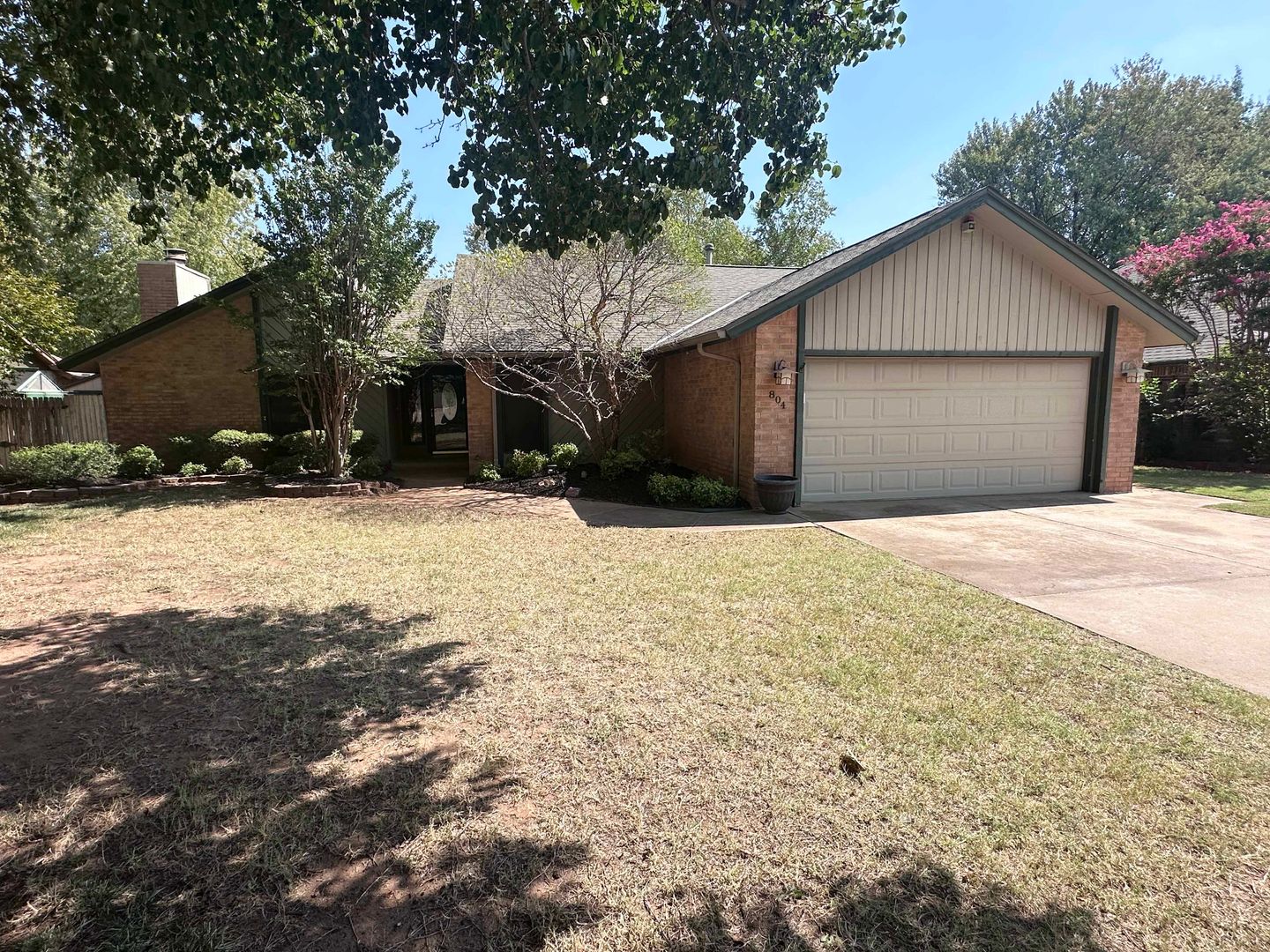 Edmond House: 804 Lakeside Circle