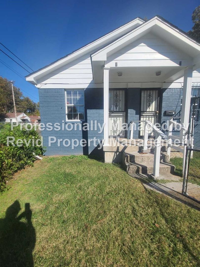 Memphis Apartment: 1210 N. Evergreen